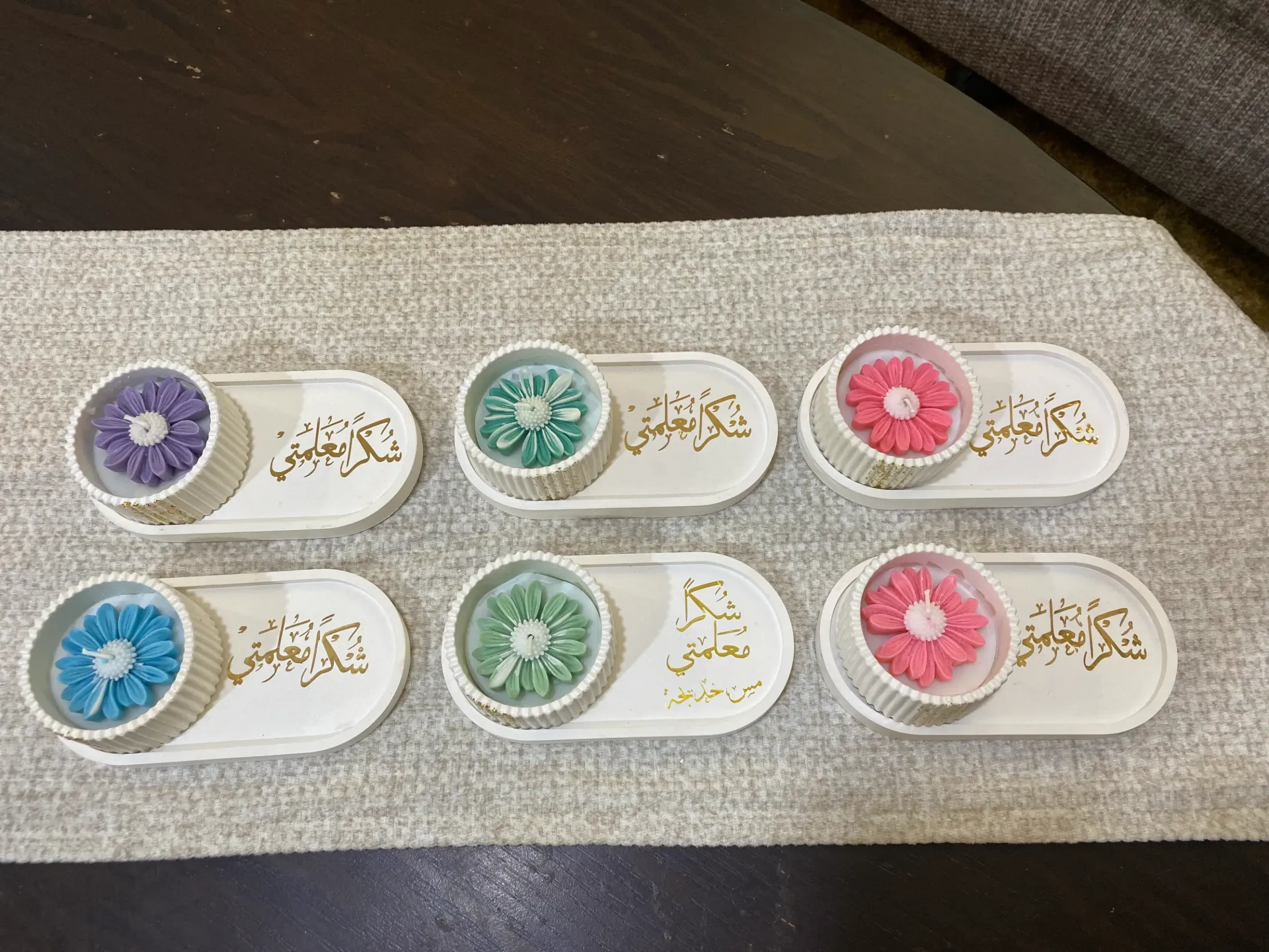 علب شمع مصنوعه مع كوستر مكتوب عليه الاسم او اي عباره سعر القطعه 2.5 شامل التغليف