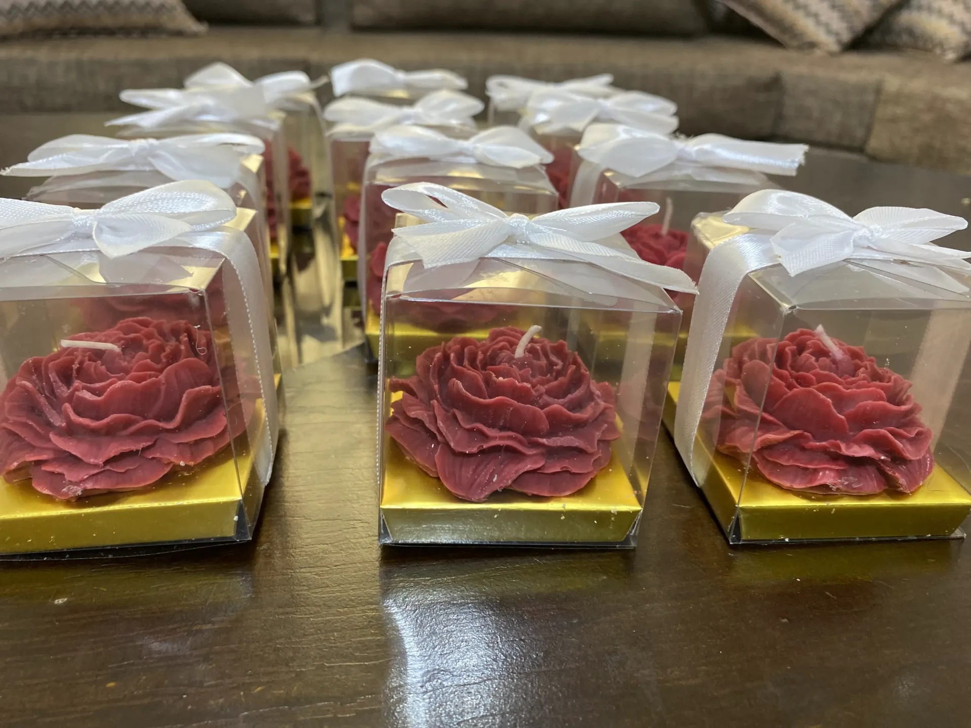 توزيعات شمع على شكل ورد سعر الحبه 0.85 و سعر 50 حبه 40 دينار