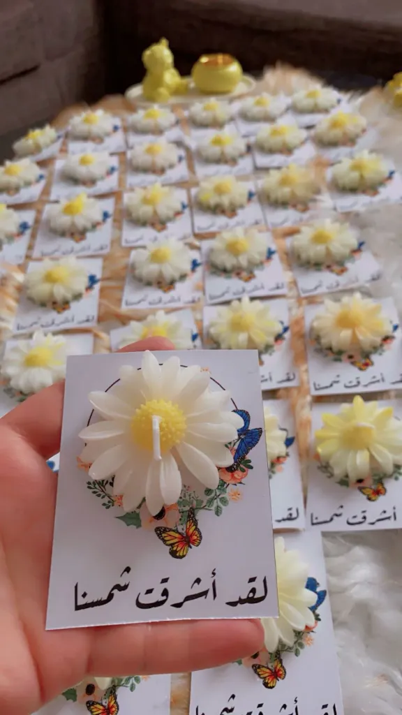 توزيعات ورد من الشمع المعطر مع كرت مطبوع عليه الاسم متوفر جميع الالوان سعر الحبه 0.75 و سعر 50 حبه 35 دينار